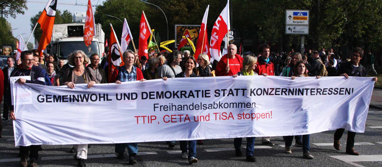 Demonstration in Hamburg gegen die geplanten Freihandelsabkommen TTIP, CETA und TISA
